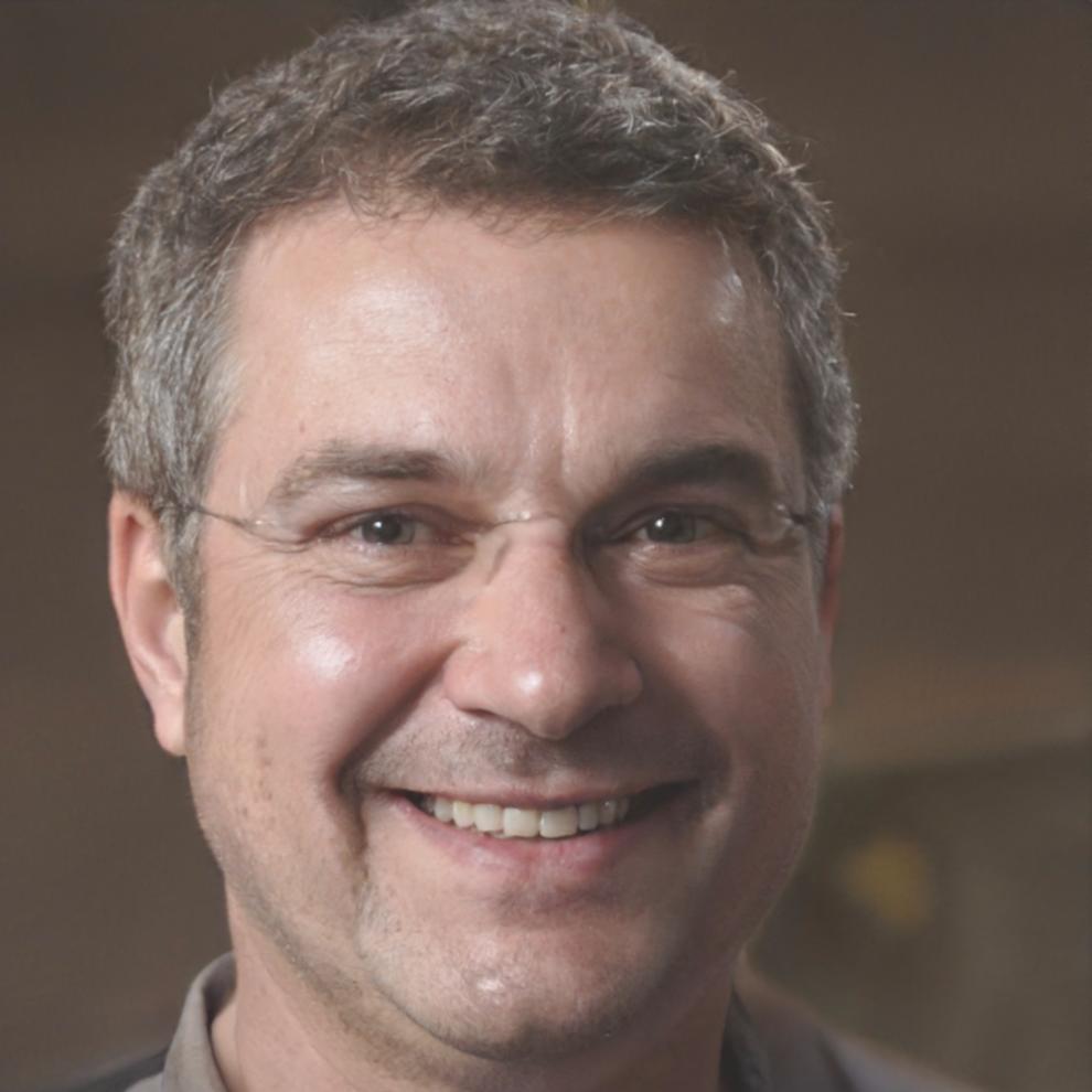 Carlos Mendoza, Director de Educación Financiera en luminarcryptara